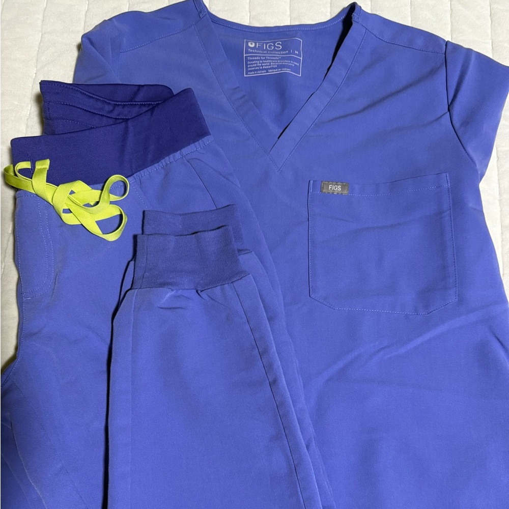 Figs Women's Blueberry Scrub Set